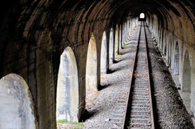 隣接する覆道 奥がトンネルにつながっている