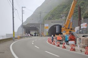 左の咲梅覆道の位置が跡地 右は現道白浜トンネル