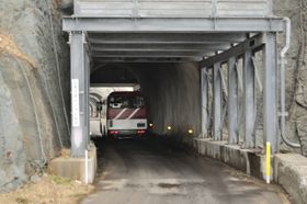 トンネルを通過する路線バス