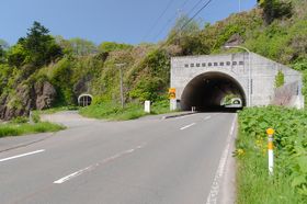 室蘭方坑口、左は道路1代目岩見(TID764711)